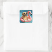Golden Retriever Floating On a Flamingo Pool Toy Quadratischer Aufkleber (Tasche)