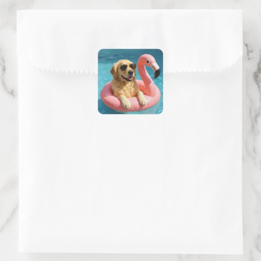 Golden Retriever Floating On a Flamingo Pool Toy Quadratischer Aufkleber (Tasche)