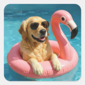 Golden Retriever Floating On a Flamingo Pool Toy Quadratischer Aufkleber (Vorderseite)