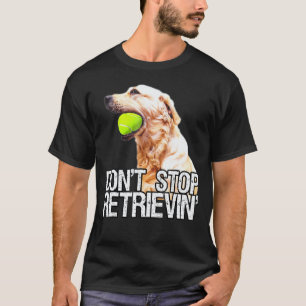 Golden Retriever hört nicht auf zu apportieren mit T-Shirt