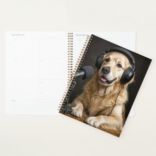 Golden Retriever Hosting a Podcast Planer (Anzeige)