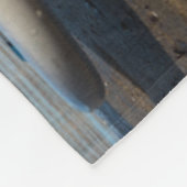 Golden retriever-Hund, der auf ein Paddel-Brett Fleecedecke (Ecke)