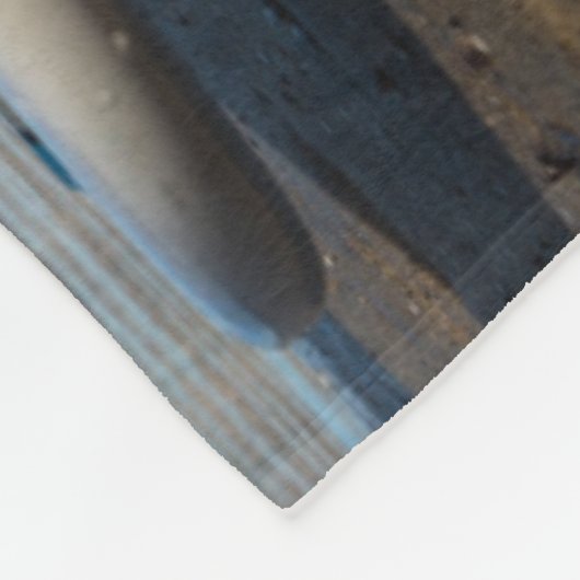 Golden retriever-Hund, der auf ein Paddel-Brett Fleecedecke (Ecke)