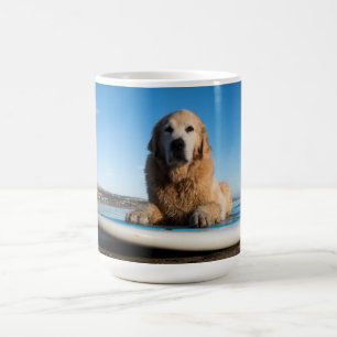 Golden retriever-Hund, der auf ein Paddel-Brett Kaffeetasse