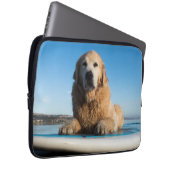 Golden retriever-Hund, der auf ein Paddel-Brett Laptopschutzhülle (Vorne Rechts)