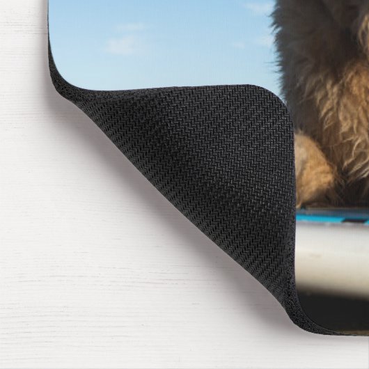 Golden retriever-Hund, der auf ein Paddel-Brett Mousepad (Ecke)