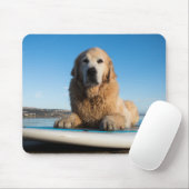 Golden retriever-Hund, der auf ein Paddel-Brett Mousepad (Mit Mouse)