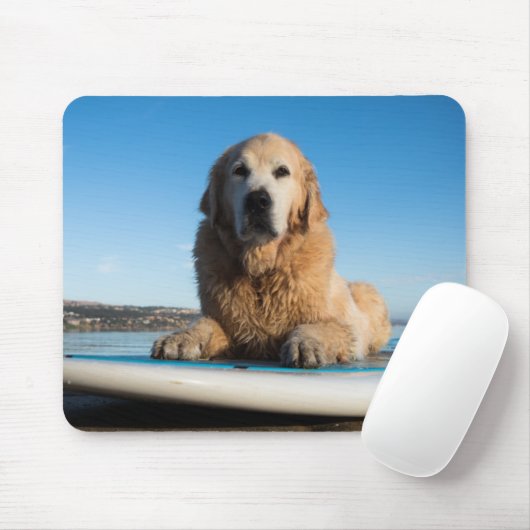 Golden retriever-Hund, der auf ein Paddel-Brett Mousepad (Mit Mouse)