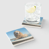 Golden retriever-Hund, der auf ein Paddel-Brett Steinuntersetzer (Seitenansicht)