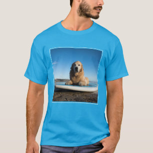 Golden retriever-Hund, der auf ein Paddel-Brett T-Shirt