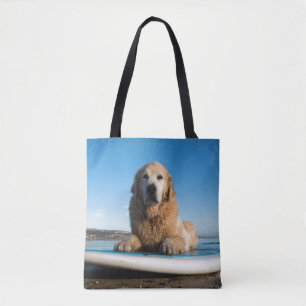 Golden retriever-Hund, der auf ein Paddel-Brett Tasche