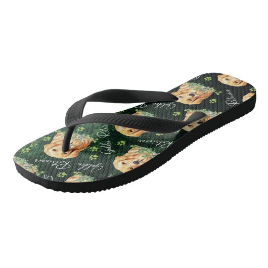 Golden Retriever Hund, Eukalyptus Blätter, Paw Pri Badesandalen (Schrägansicht)