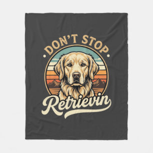 Golden Retriever Hund hört nicht auf zu apportiere Fleecedecke