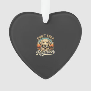 Golden Retriever Hund hört nicht auf zu apportiere Ornament
