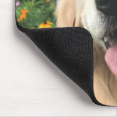 Golden Retriever Hund im Blumengarten Mousepad (Ecke)