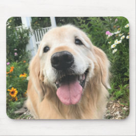 Golden Retriever Hund im Blumengarten Mousepad