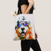 Golden retriever-Hund im Hut und in der Tasche (Von Nahem)