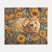Golden Retriever Hund im Sonnenblumenfeld Fleecedecke (Vorderseite (Horizontal))