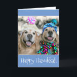 Golden Retriever Hunde in Winter Hats Hanukkah Feiertagskarte<br><div class="desc">Das ist die Jahreszeit, um goldig zu sein! Diese Hanukkah-Karte zeigt ein Foto von zwei goldenen Retrivenhunden draußen im Schnee. Beide tragen farbenfrohe Hüte und einer hat sogar einen Schal! Im Text steht: "Möchten Sie Licht und Frieden. Happy Hanukkah!" aber dies kann geändert oder gelöscht werden, um Ihre Bedürfnisse Anzug....</div>