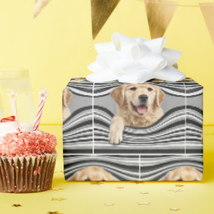 Golden Retriever im abstrakten gestreiften Loch Geschenkpapier