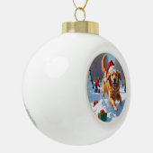 Golden Retriever im Schnee mit Weihnachtshut Keramik Kugel-Ornament (Links)