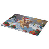 Golden Retriever im Schnee mit Weihnachtshut Schneidebrett (Ecke)
