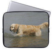 Golden retriever im Wasser Laptopschutzhülle (Vorderseite)