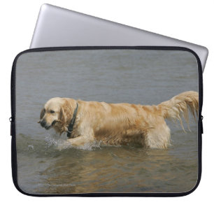 Golden retriever im Wasser Laptopschutzhülle