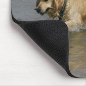 Golden retriever im Wasser Mousepad (Ecke)