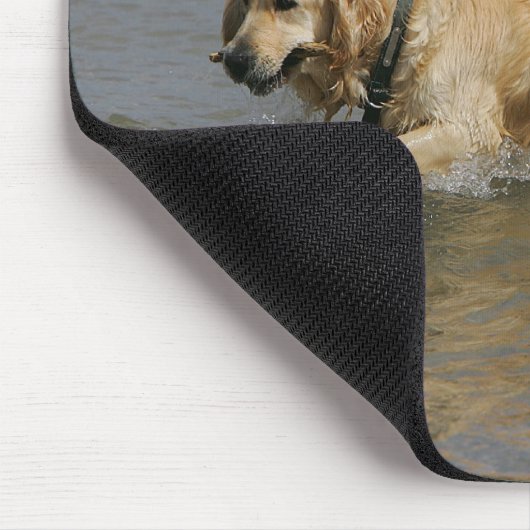 Golden retriever im Wasser Mousepad (Ecke)