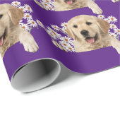 Golden Retriever in den Gängen auf lila Geschenkpapier (Rolleneckpunkt)