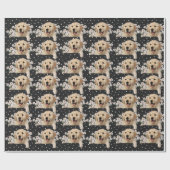 Golden Retriever in den Gängen auf Polka dot Geschenkpapier (Flach)