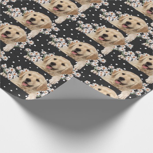 Golden Retriever in den Gängen auf Polka dot Geschenkpapier (Ecke)