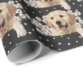 Golden Retriever in den Gängen auf Polka dot Geschenkpapier (Rolleneckpunkt)