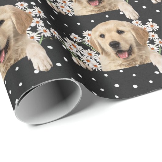 Golden Retriever in den Gängen auf Polka dot Geschenkpapier (Rolleneckpunkt)