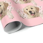 Golden Retriever in den Gänsen auf rosa Geschenkpapier (Rolleneckpunkt)
