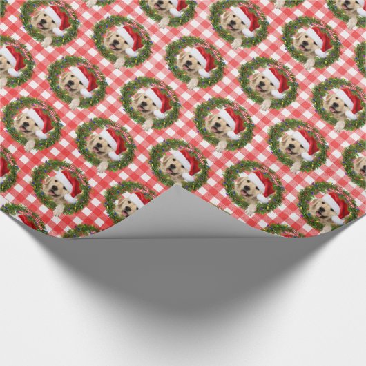 Golden Retriever in Green Wreath auf Gingham Geschenkpapier (Ecke)