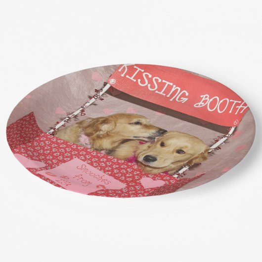 Golden Retriever Kissing Booth Pappteller (Schrägansicht)