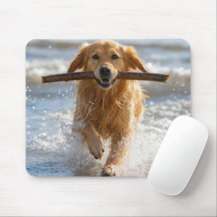 Golden Retriever läuft mit einem Strandstock Mousepad