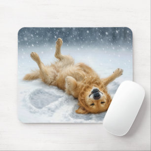 Golden Retriever macht einen Schneengel Mousepad