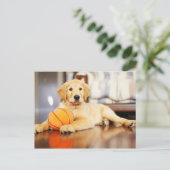 Golden Retriever mit Basketballspielzeug Postkarte (Stehend Vorderseite)