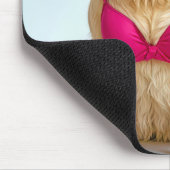 Golden Retriever mit rosa BH Mousepad (Ecke)