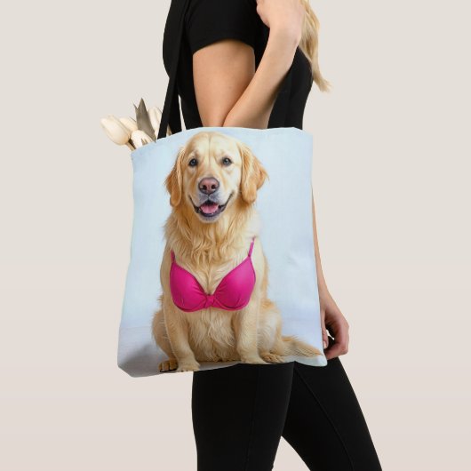Golden Retriever mit rosa BH Tasche (Von Nahem)