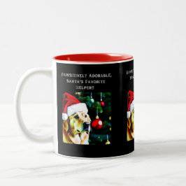 Golden Retriever mit Weihnachtsmannmütze auf Kaffe Zweifarbige Tasse