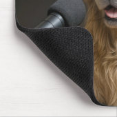 Golden Retriever moderiert einen Podcast Mousepad (Ecke)