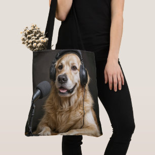 Golden Retriever moderiert einen Podcast Tasche