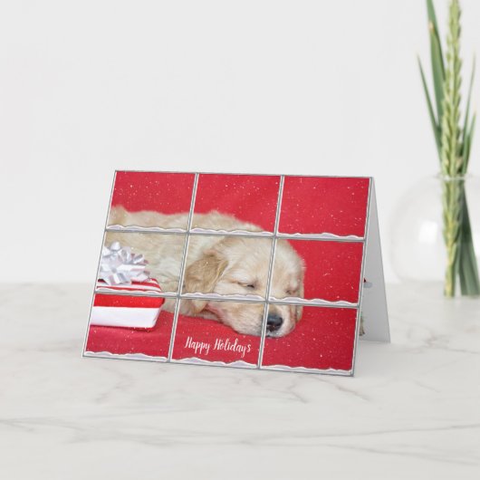 Golden Retriever Pup im Schneefenster Feiertagskarte (Vorderseite)