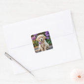 Golden Retriever Puppy mit Lilacs Quadratischer Aufkleber (Umschlag)
