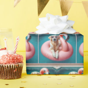 Golden Retriever schwimmt in einem Flamingo-Poolsp Geschenkpapier
