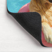 Golden Retriever schwimmt mit Flamingo Mousepad (Ecke)